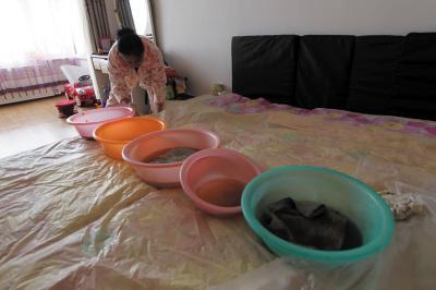 井陉矿楼上漏水，住户失联，小区没物管，业主维权难！律师来支招……